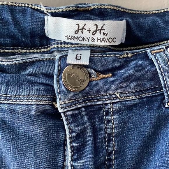 H & H stretch distressed jean shorts w/pockets. 6 - Picture 4 of 8